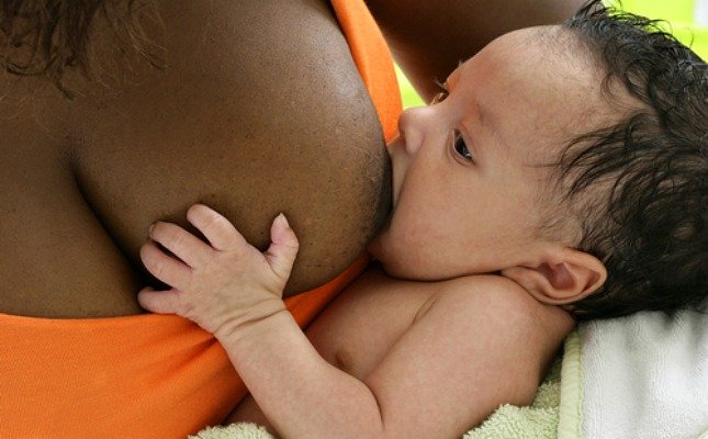 A transmissão de Zika vírus pelo leite materno é improvável