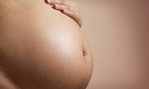 Mulheres devem ter mais tempo para o parto e ter menos intervenções médicas, diz OMS