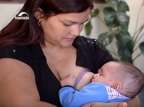 Projeto garante direito de mães amamentarem em qualquer local