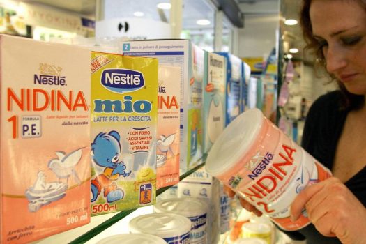 Nestlé é acusada de publicidade enganosa em leite para bebês